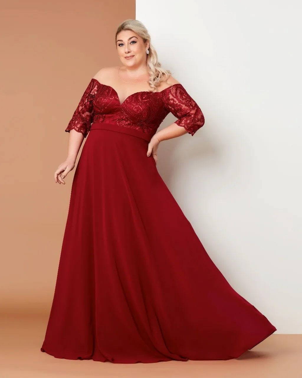 Vestido de Festa Plus Size Ombro a Ombro com Manga 3/4