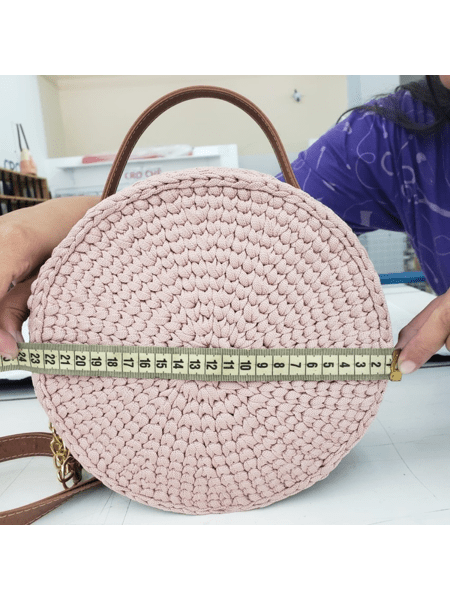 Lateral Bolsa Redonda Crochê com Alça Ouro Velho Vitrine do