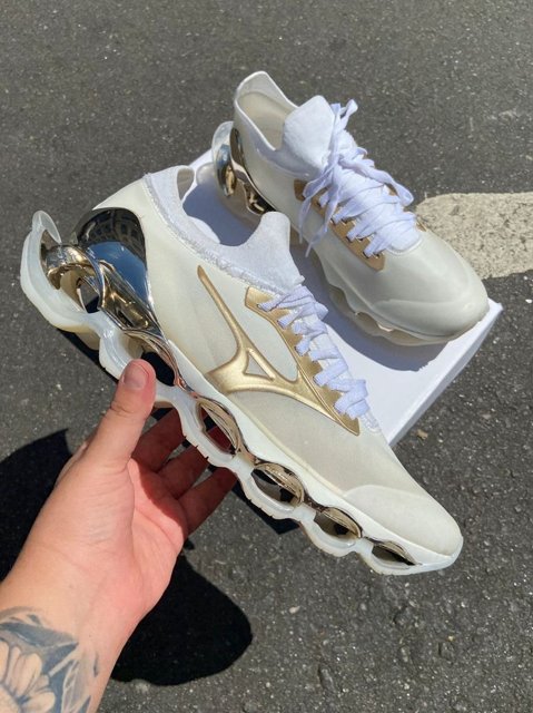 Tênis online mizuno dourado