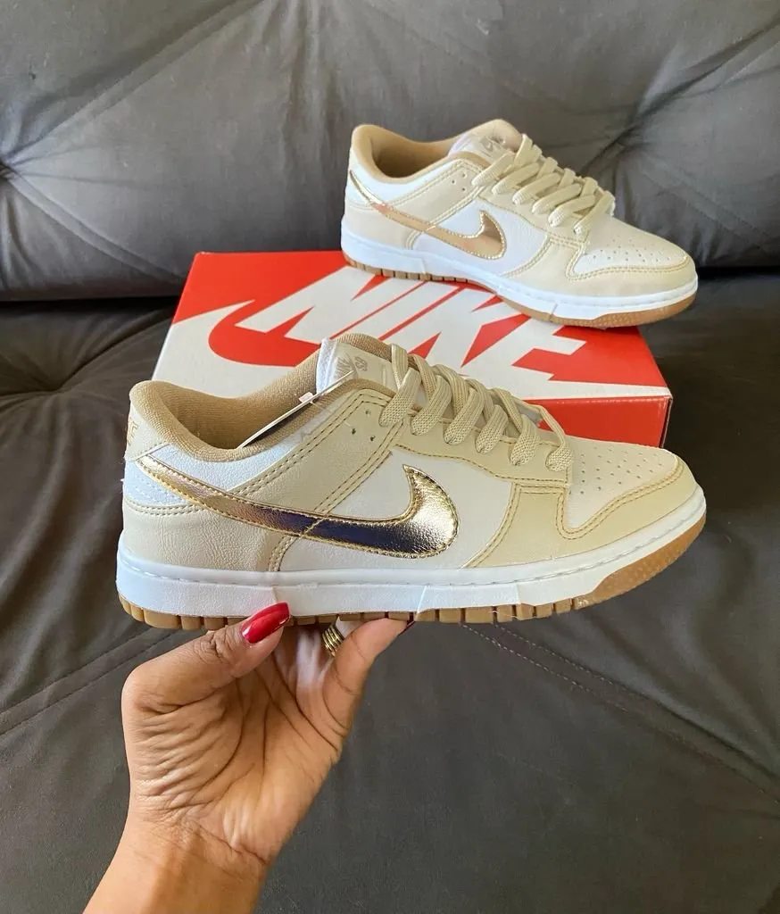 Tenis dourado feminino deals nike