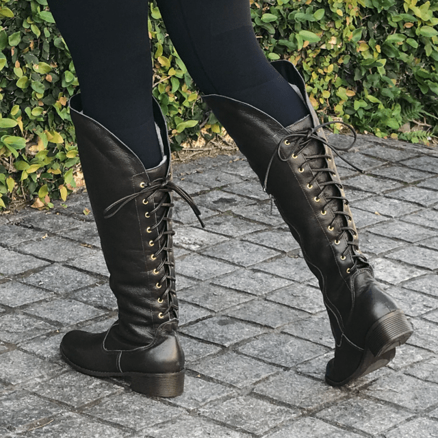 Bota couro cano com ajuste de largura |forro em lã sintética