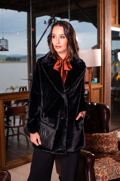 Foto: A atriz escolheu um vestido Fendi de tricô marrom para o