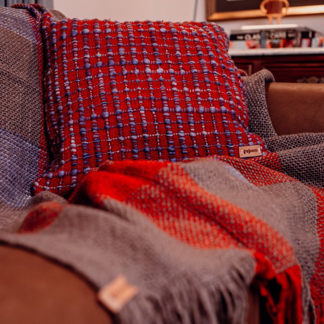 Manta para sofá/cama em lã reveste. Produção artesanal. | reveste