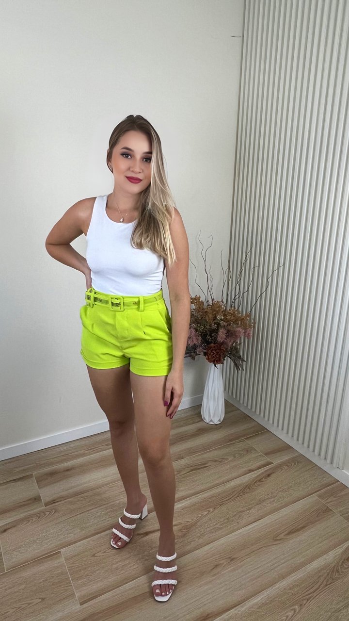 Shorts Feminino Alfaiataria com Cinto Transparente Verde Lima