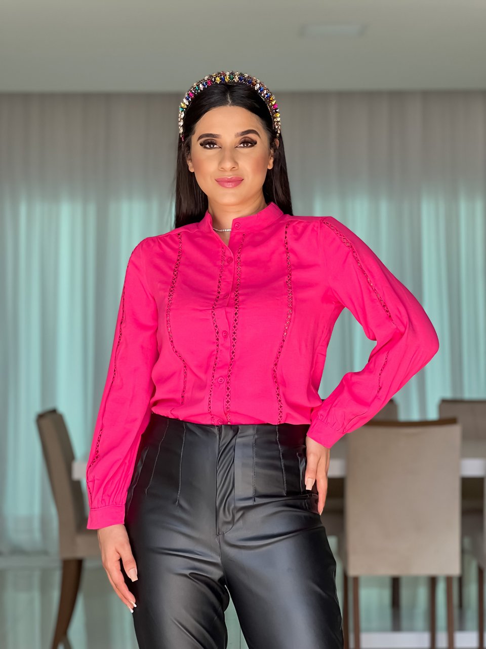 Camisa Feminina Manga Longa de Crepe com Botões Detalhes Guippir