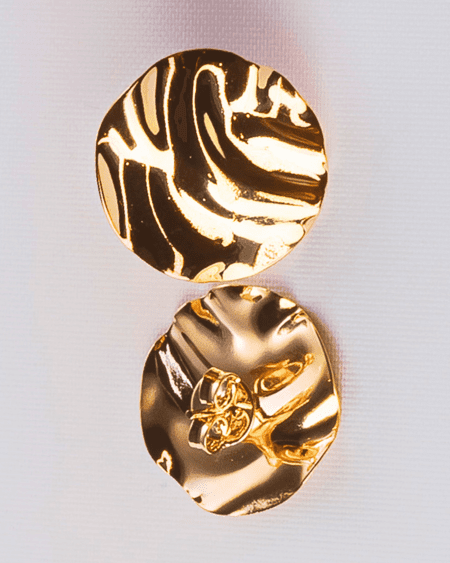 Brinco com Design de Chapa de Metal Redondo Amassado orgânico, Folheada em Ouro 18K