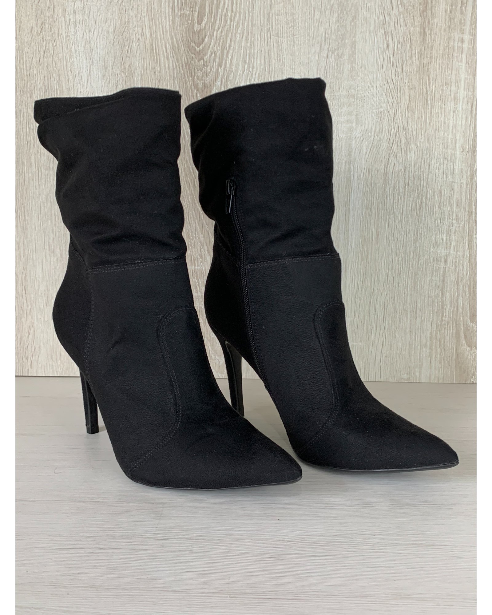 Bota Cano Médio Bico Fino Camurça Preta Feminina Salto Alto