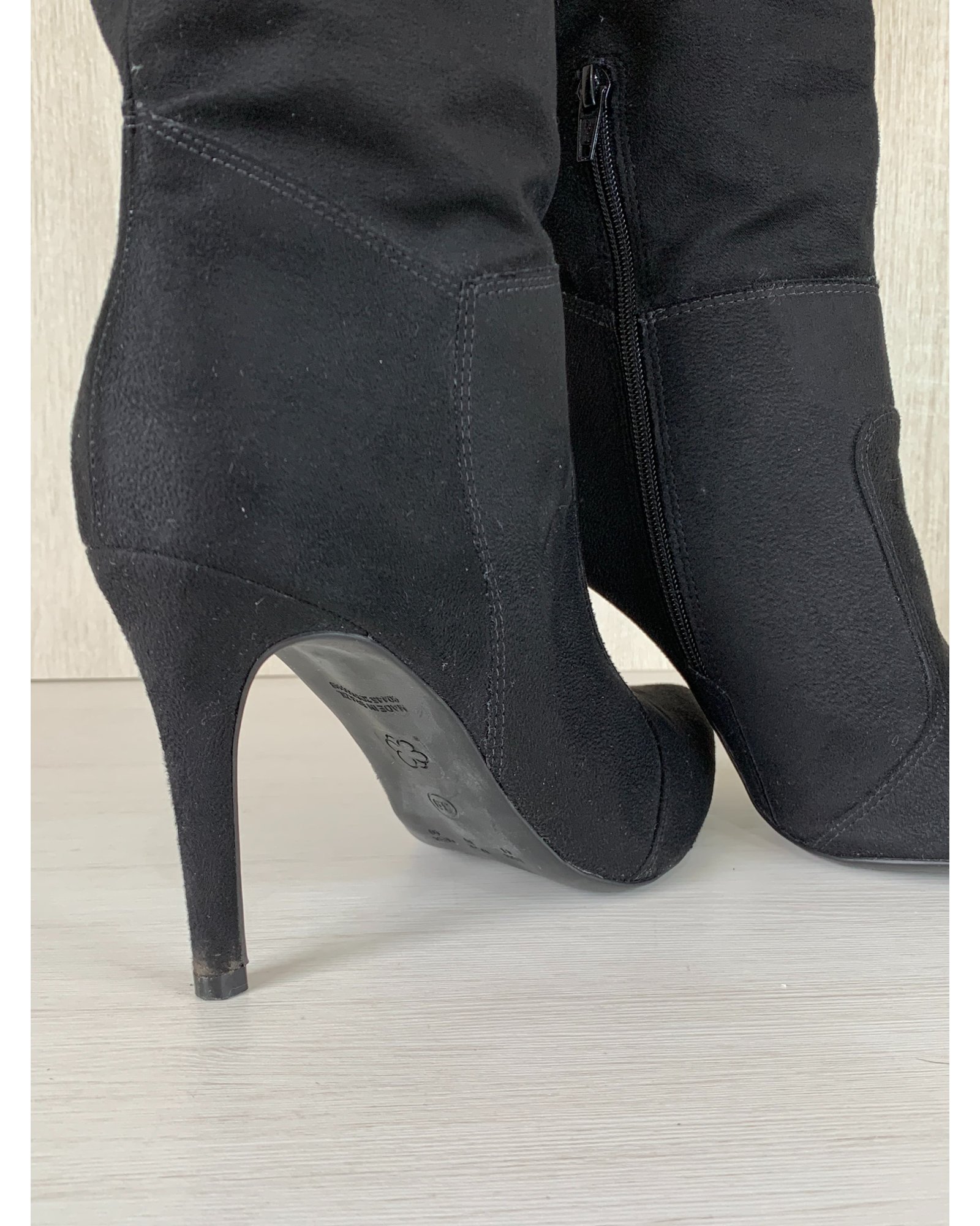 Bota Cano Médio Bico Fino Camurça Preta Feminina Salto Alto