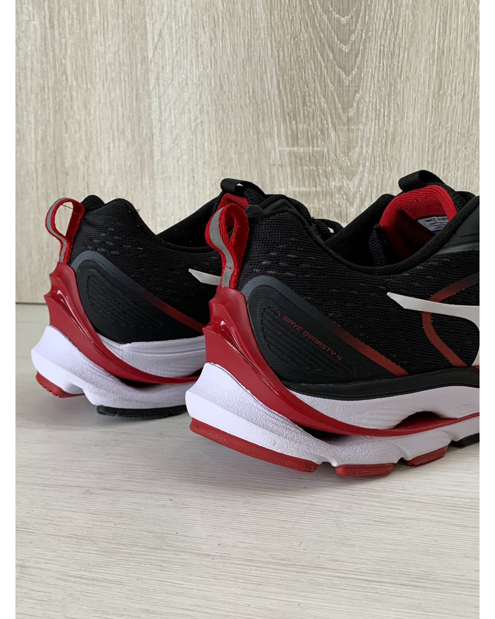 Mizuno Wave Dynasty Masculino Preto/Vermelho Estado Perfeito