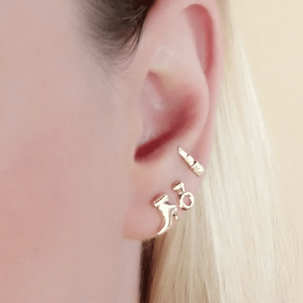 Como Usar Mix de Brincos na Orelha com Estilo!  Piercings na orelha,  Brincos, Acessórios femininos