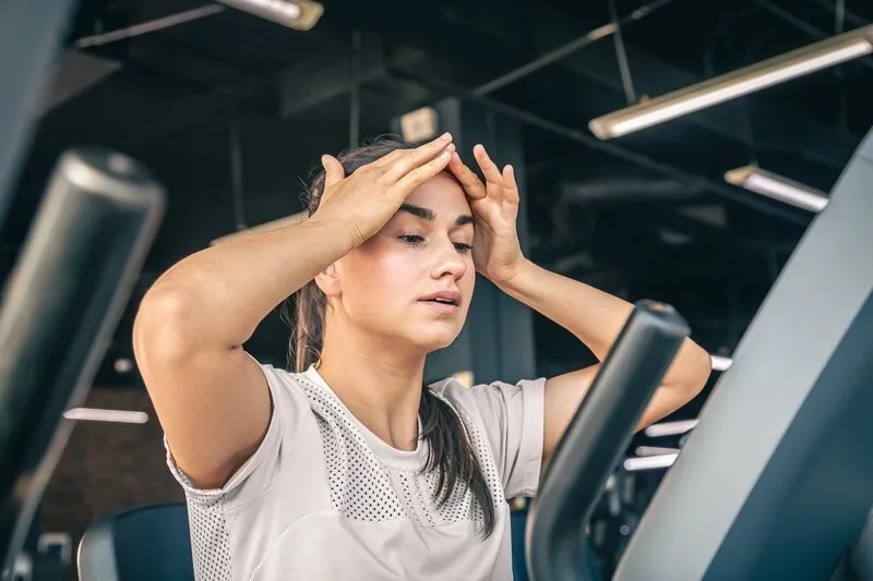 Mulher cansada na academia