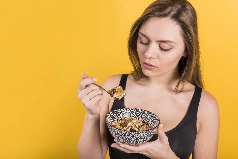 Mulher comendo cereal