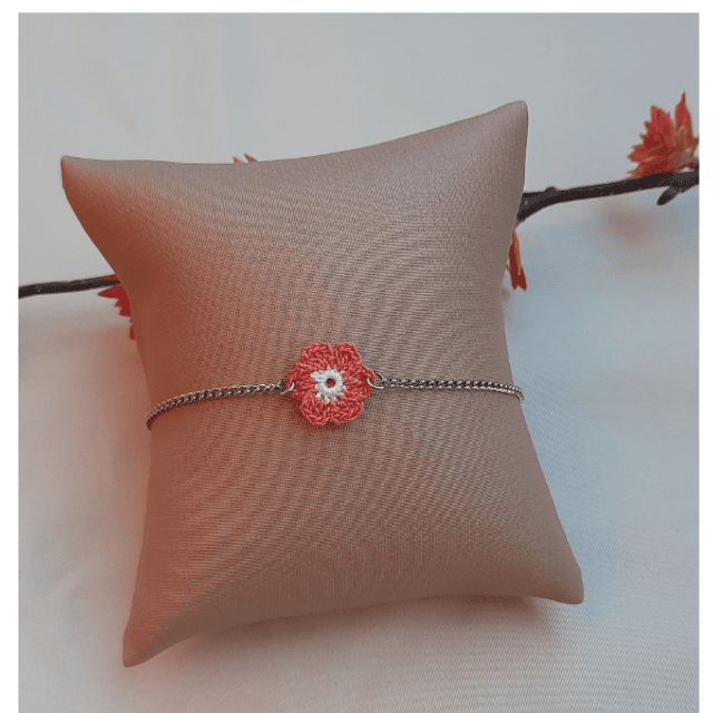 Pulseira delicada de aço cirúrgico com flor de crochê rosa Alma Lavada