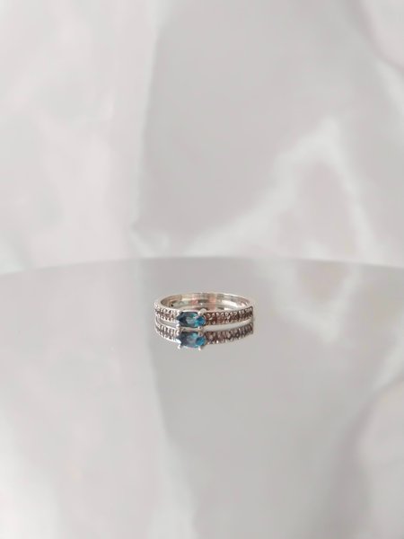 anel-noivado-topazio-azul-e-topazios-brancos-prata-950-2