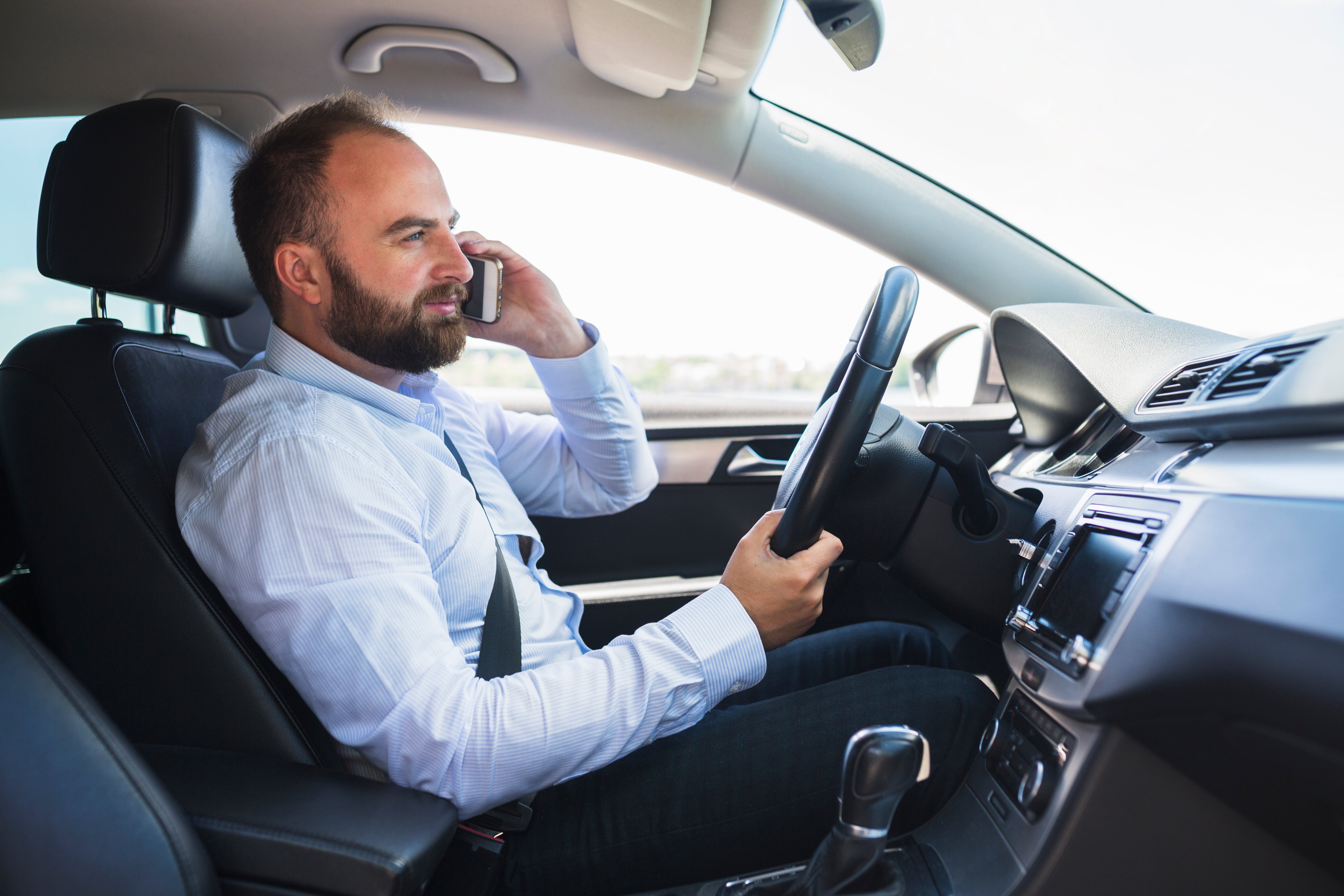 vista-lateral-de-um-assento-homem-dentro-carro-falando-ligado-cellphone