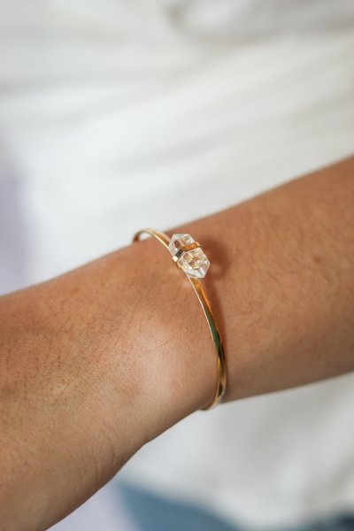 Bracelete Slim Detalhes Pedra Natural Cristal Banho Ouro 18k