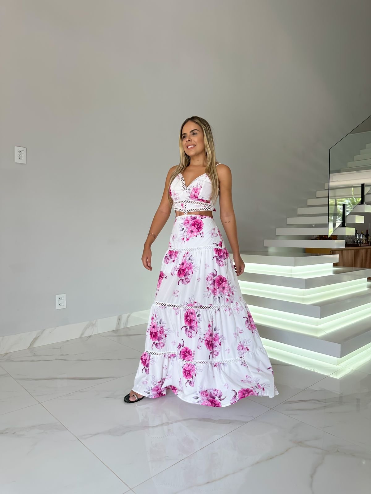 Vestido Sara Est. Fundo Branco com Flores Rosa