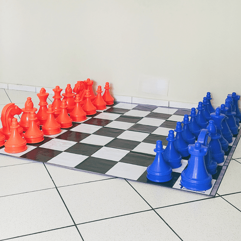 Jogo de xadrez gigante estimula o aprendizado