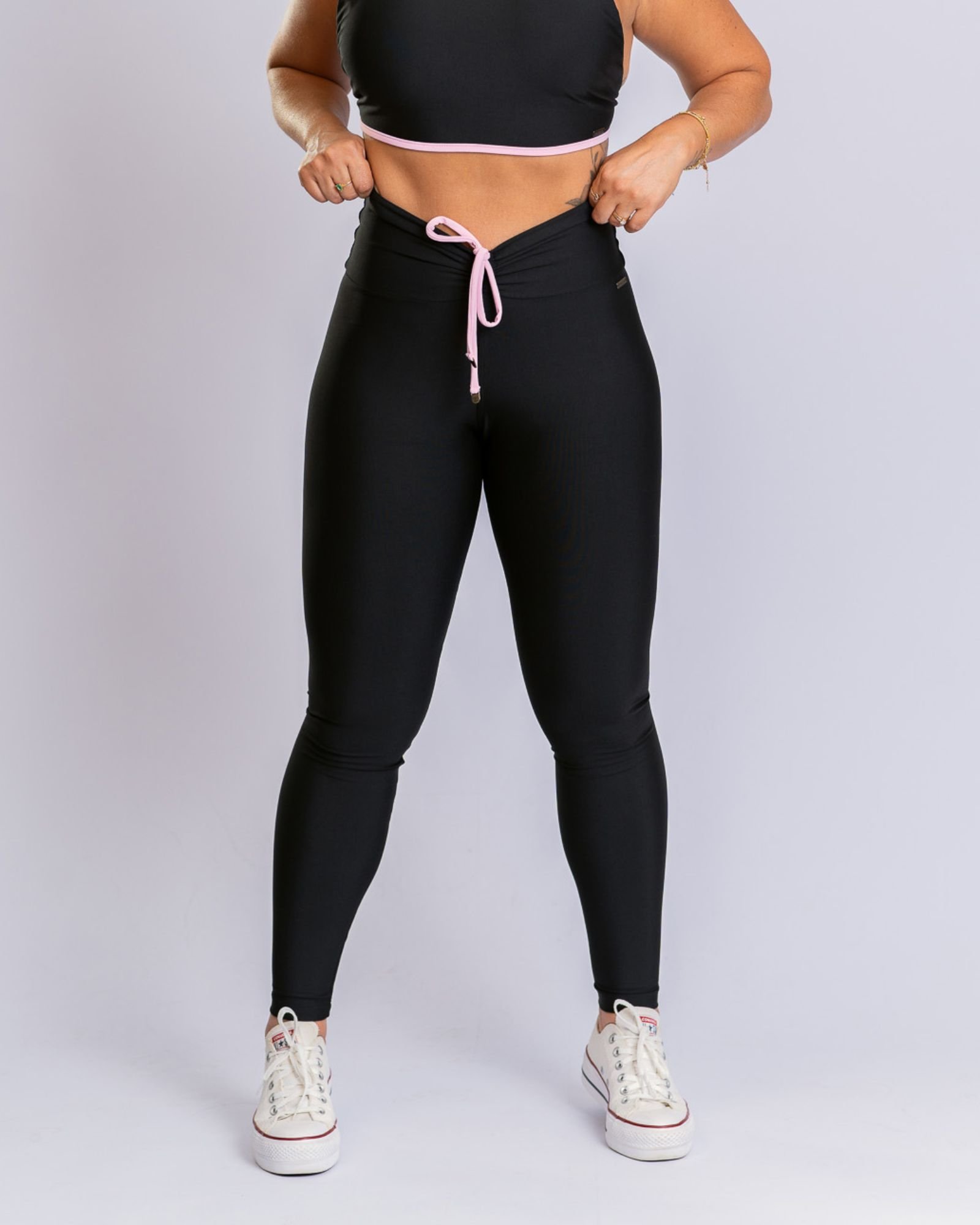 Calça legging fitness bicolor com tela nas laterais preta com rosa romance  - MTX