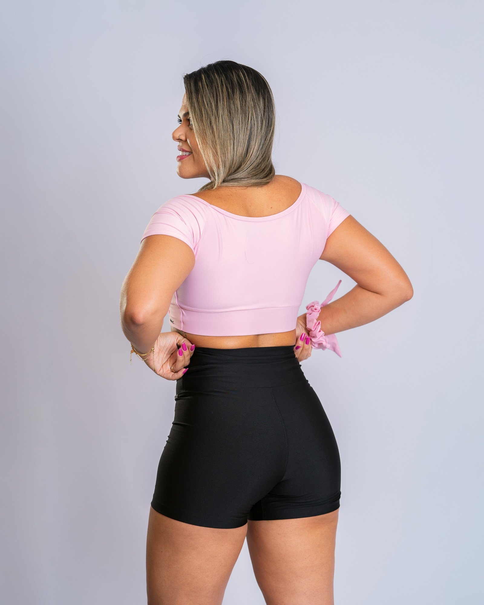 Calça legging fitness bicolor com tela nas laterais preta com rosa romance  - MTX