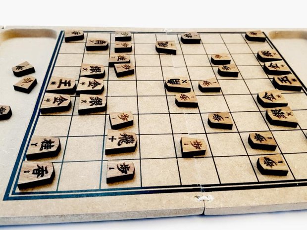 O xadrez japonês (Shogi). Distinto de cada um dos jogos anteriores, o xadrez  japonês é reconhecível como xa…