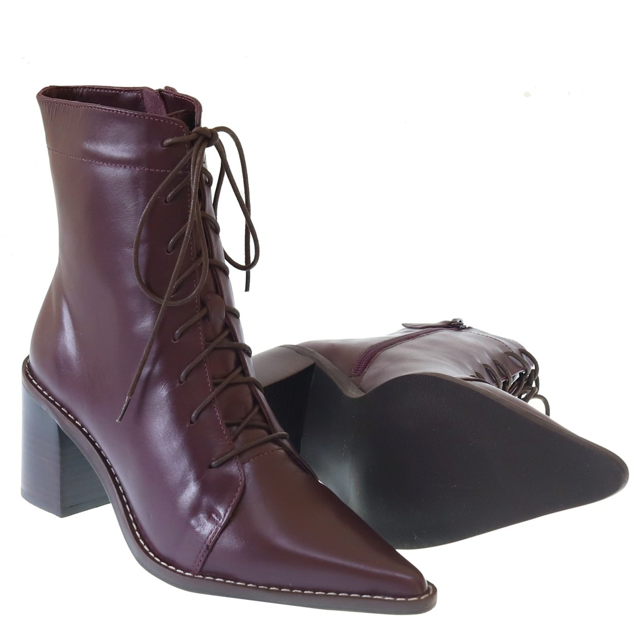 Bota design: Forma moderna, base larguinha e bico fino levemente ...