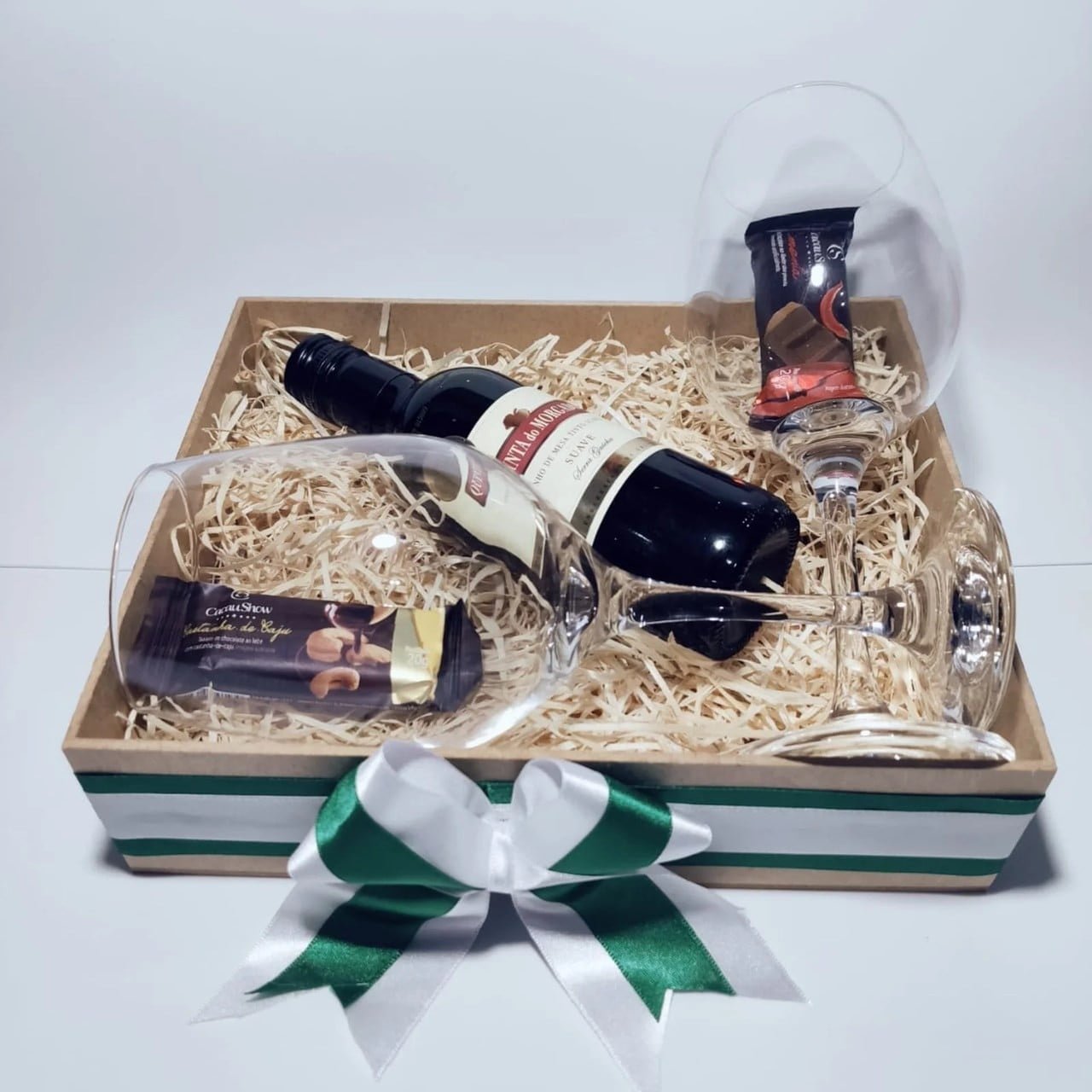 caixa-comemorativa-com-vinho-e-chocolates-309-1-20201111140535-min