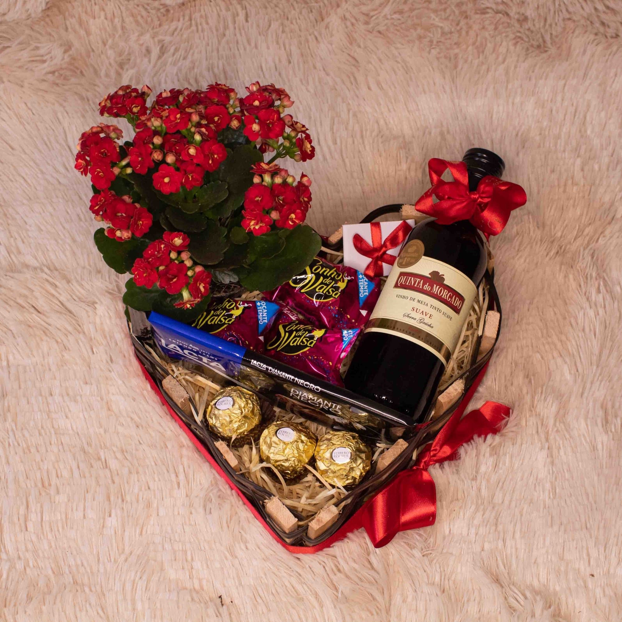 cesta-romantica-com-mini-vinho-ferrero-rocher-e-chocolates-367-1-b146397290baa219c606b3f59064b346-min