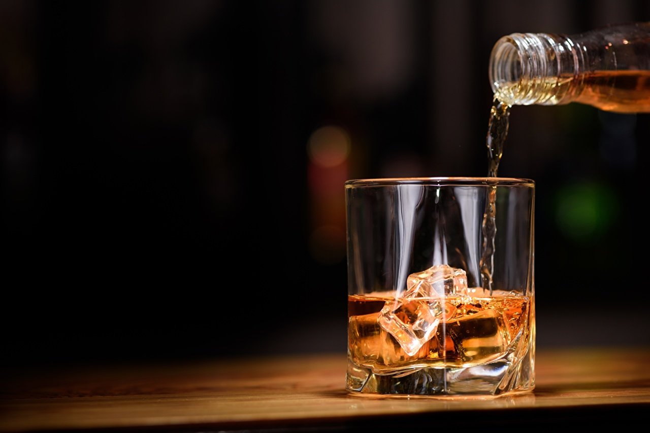 whisky-drinks-highball-glass-ice-525452-1280x854
