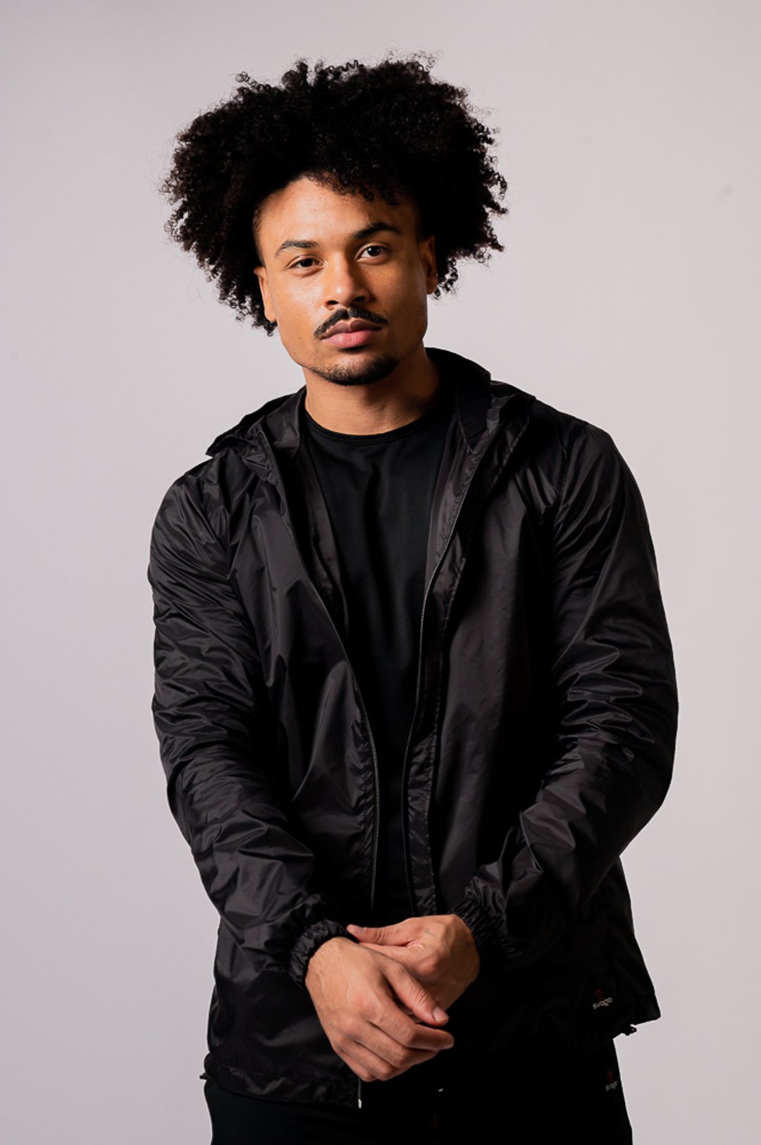 Jaqueta Corta Vento Masculina Sem Forro Com Capuz E Elástico - Main Image