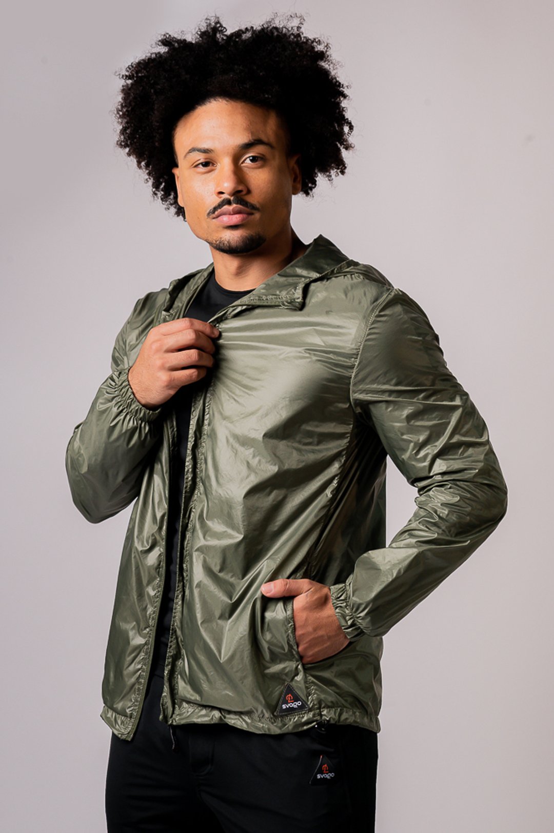 Jaqueta Corta Vento Masculina Sem Forro Com Capuz E Elástico