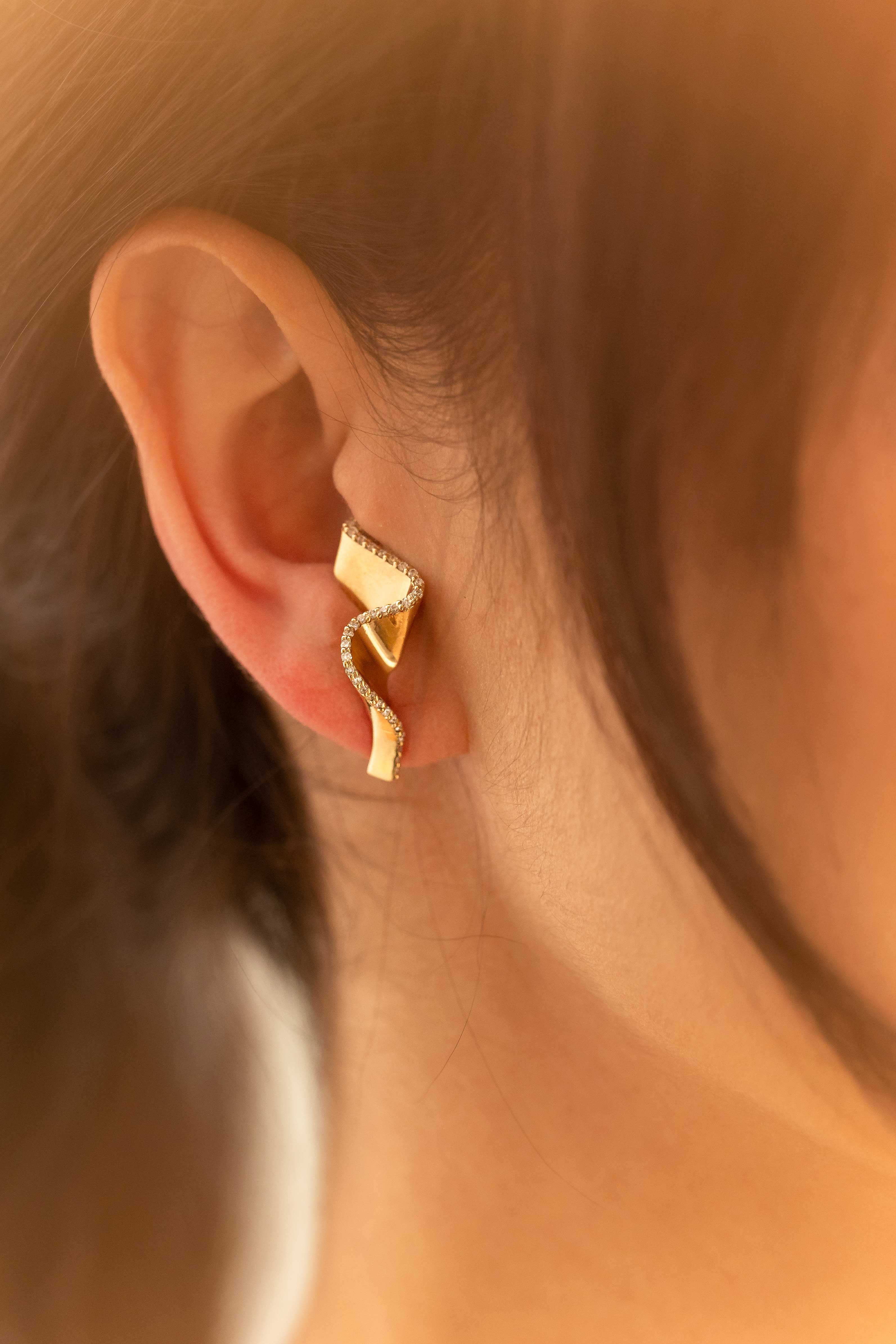 Brinco Contínuo | Ouro Champanhe 18k e Diamantes | Amanda De Nardi, image size:3186x4779