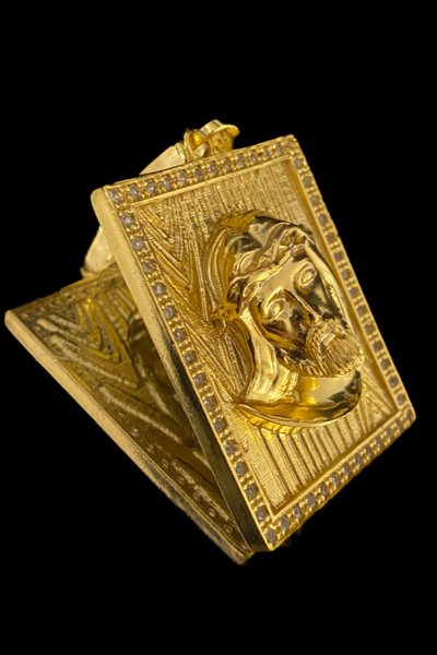 Pingente Placa com Face de Cristo em Alto Relevo Cravejado - 4,1x3,4 cm - 20g - Banhado A Ouro 18k