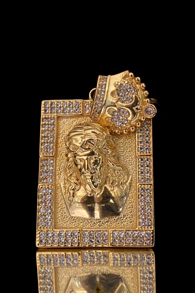Pingente Placa Com Face de Cristo em Alto e Coroa Cravejado - 4,5x3,5 cm - 29g - Banhado A Ouro 18k