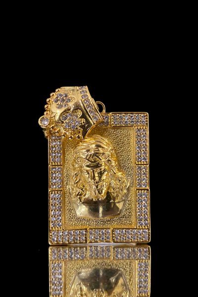 Pingente Placa Com Face de Cristo em Alto e Coroa Cravejado - 4,5x3,5 cm - 29g - Banhado A Ouro 18k