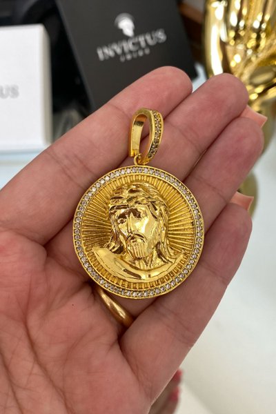 Pingente Medalha Face De Cristo Cravejado- 4x5cm- 14,0g- Banhado A Ouro 18k