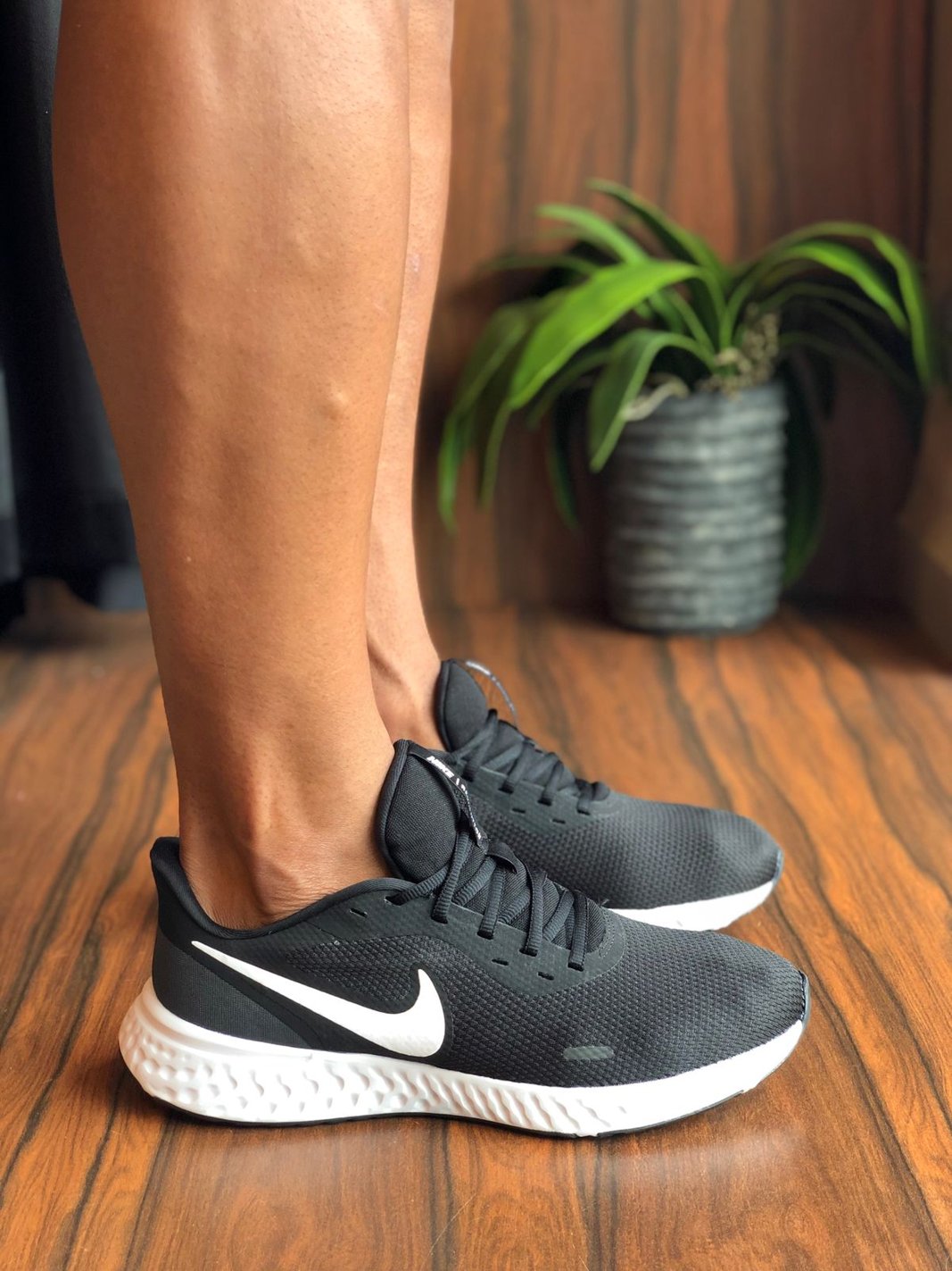 Nike revolution top all black