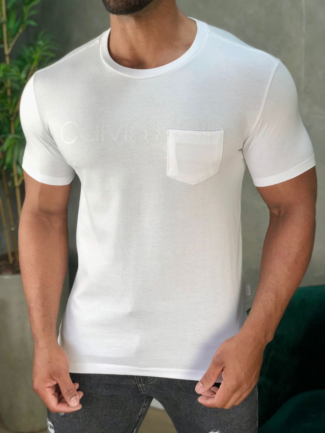 Calvin Klein® T-Shirt Preta com Bolso - Calvin Klein