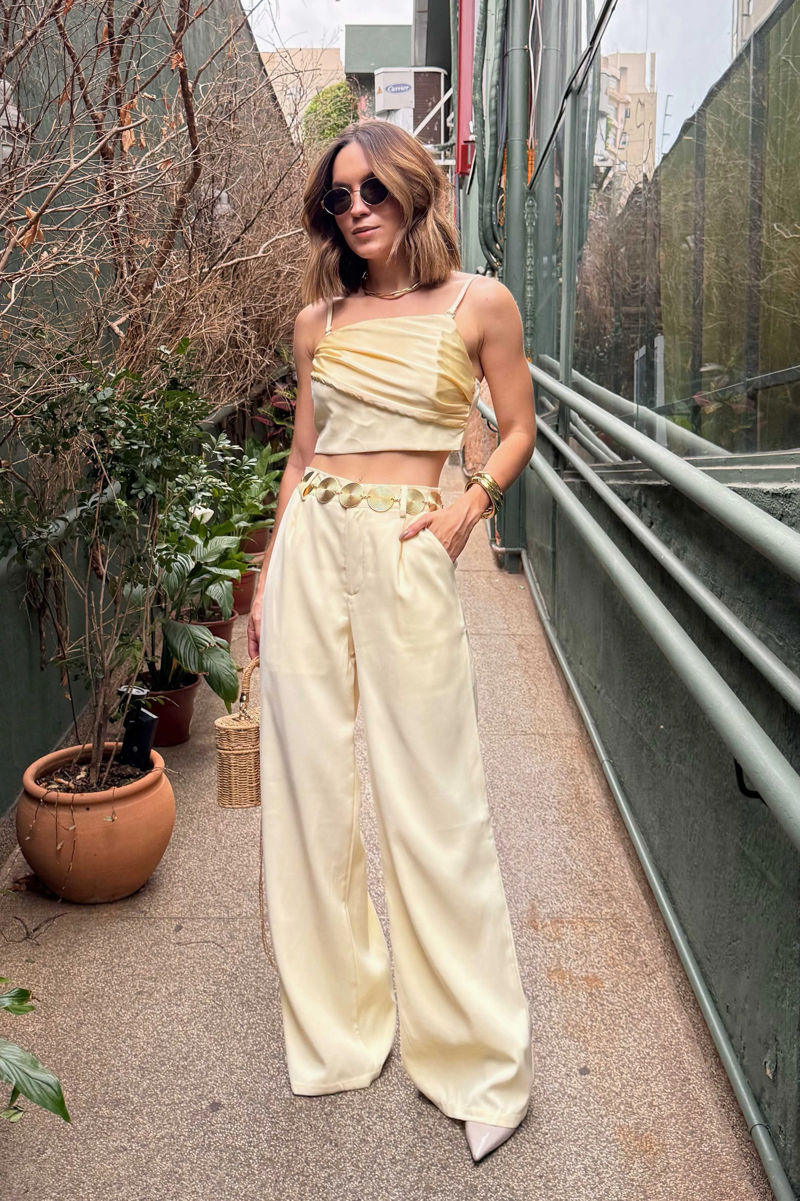 Conjunto Cropped com Alças Removíveis e Calça Pantalona