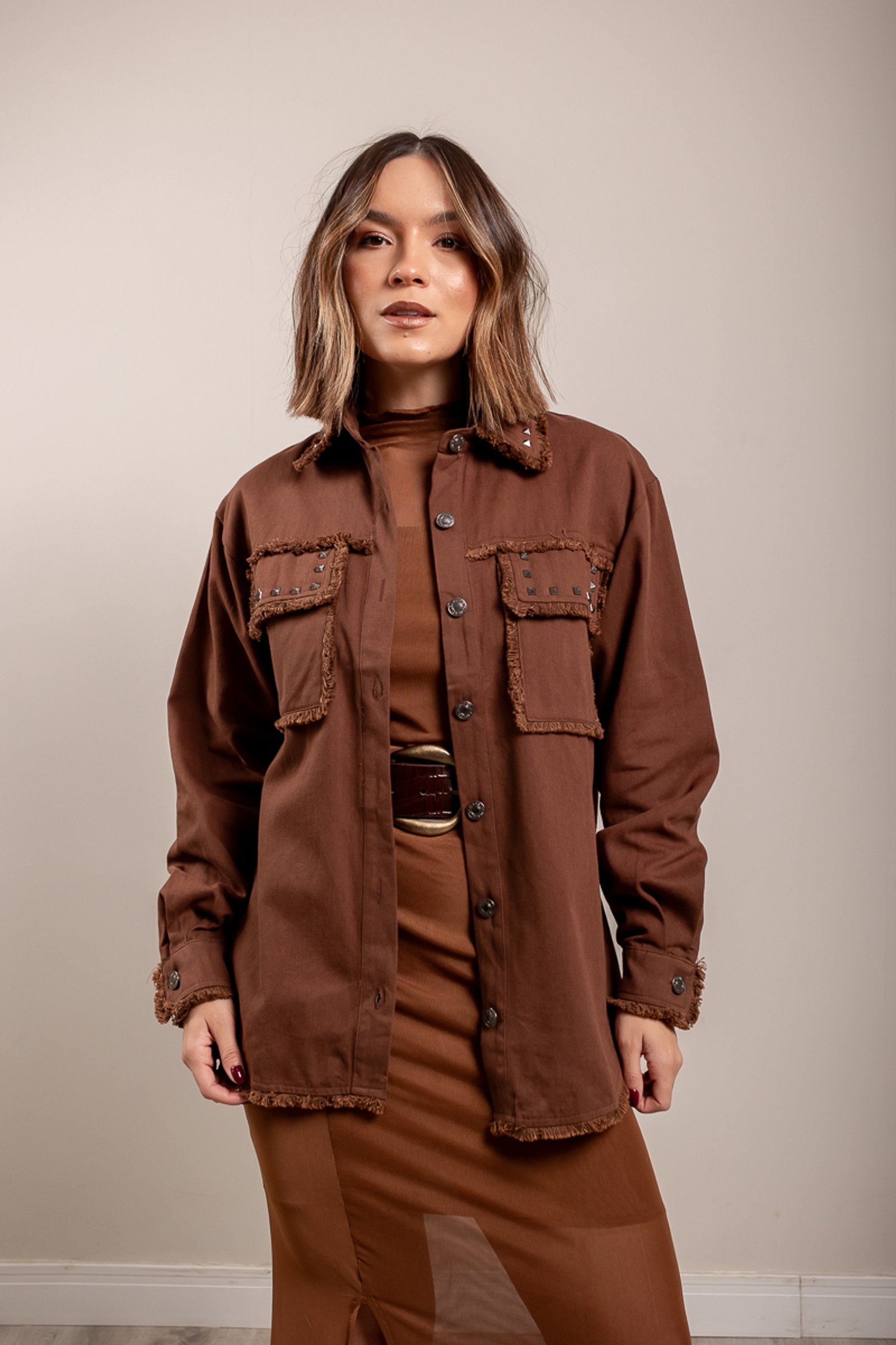 Jaqueta Feminina Oversized com Tachas e Acabamento Desfiado | Loja