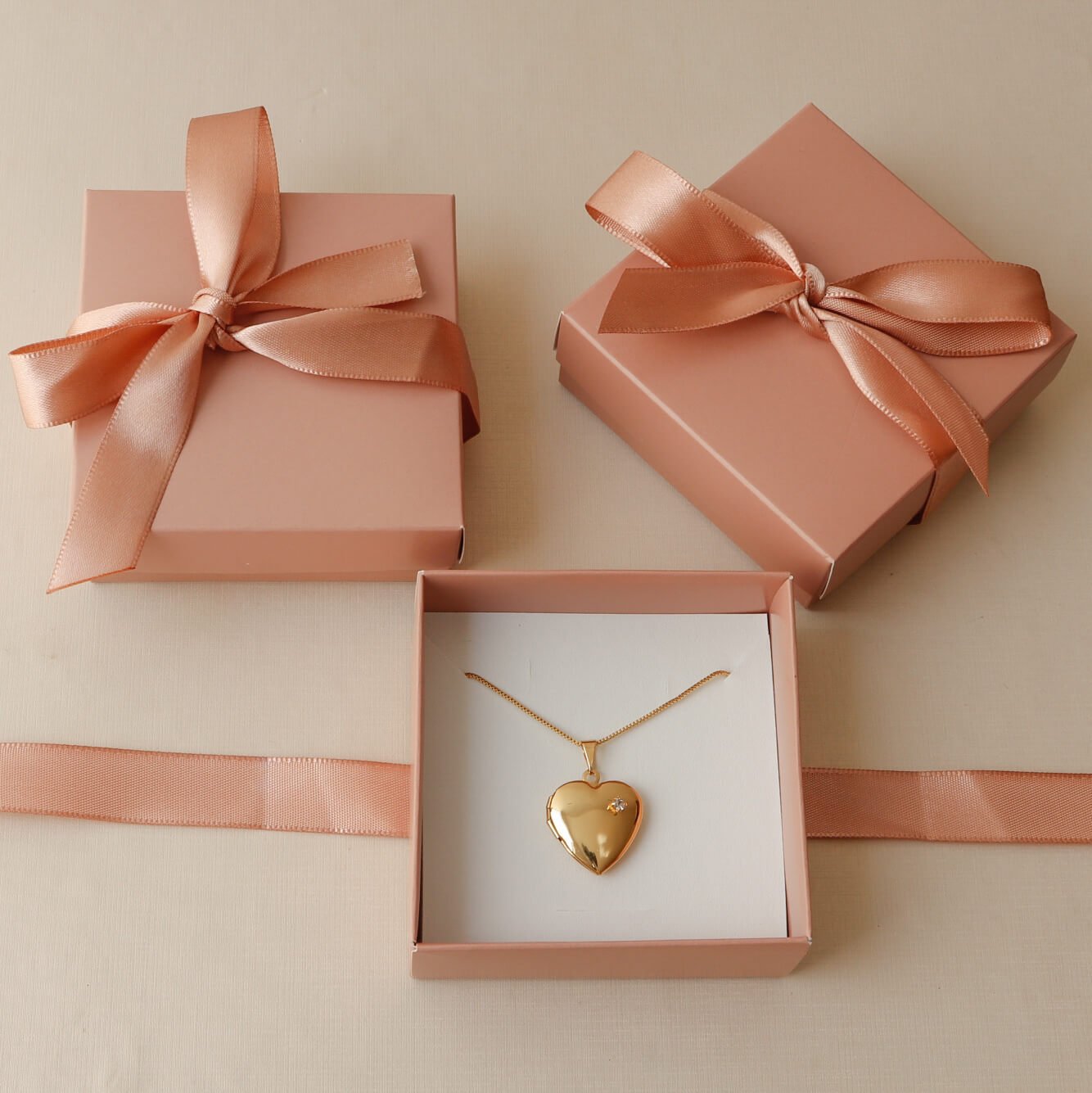 colar-feminino-relicario-personalizado-com-caixinha-de-presente