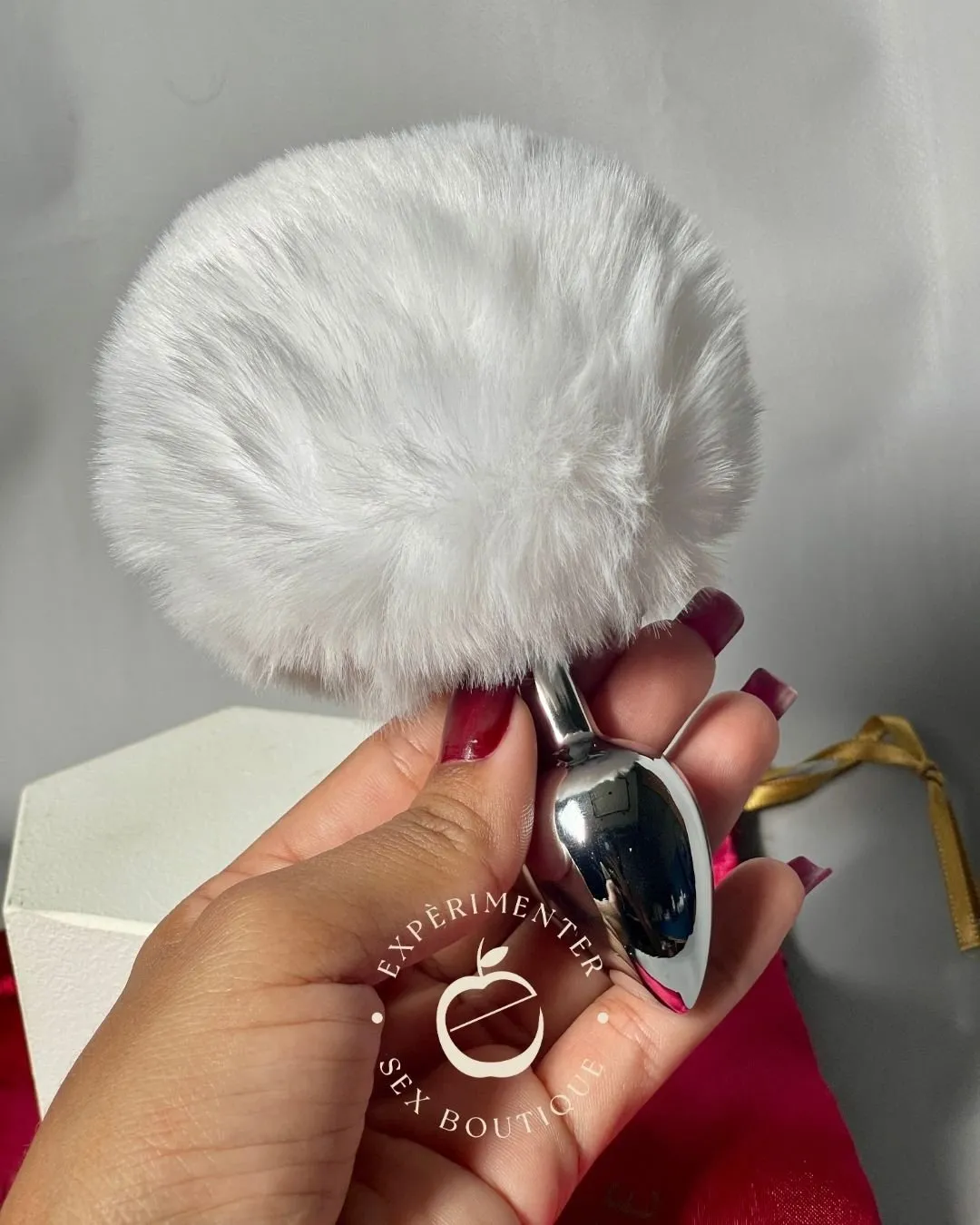 PLUG ANAL EM METAL 13X2,8CM COM POMPOM BRANCO | Exprimenter PLUG ANAL EM METAL 13X2,8CM COM POMPOM BRANCO | Exprimenter