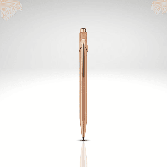 Caran D'Ache - 849 Premium Brut Rosé, Penna a sfera | Mondo Artista Caran D'Ache - 849 Premium Brut Rosé, Penna a sfera | Mondo Artista