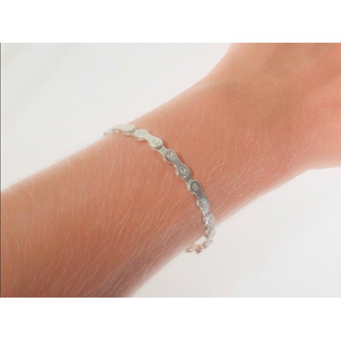 bracelete-corrente-bike-em-prata-com-modelo