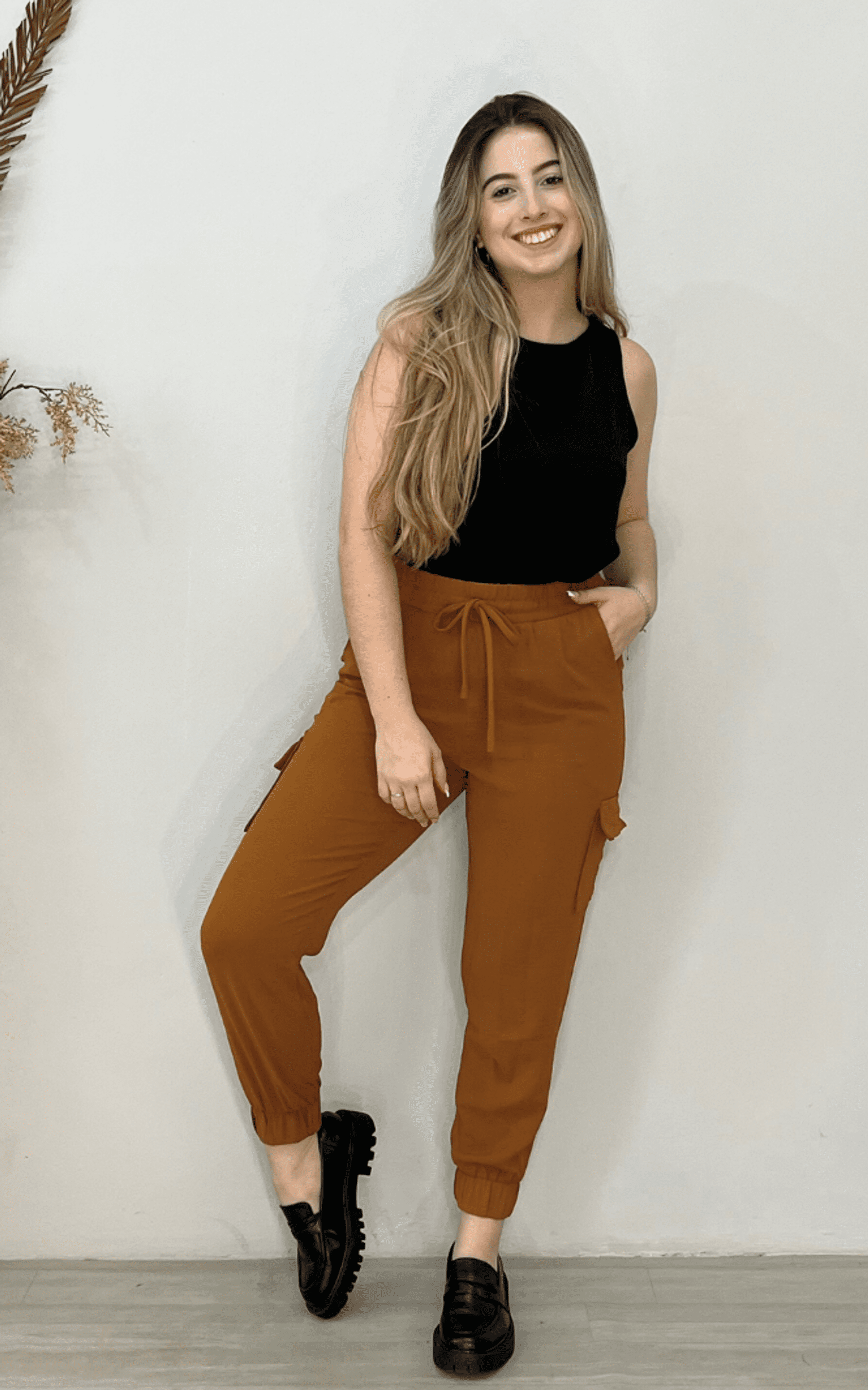 Calça Jogger em Crepe com Bolsos Laterais Look Belle