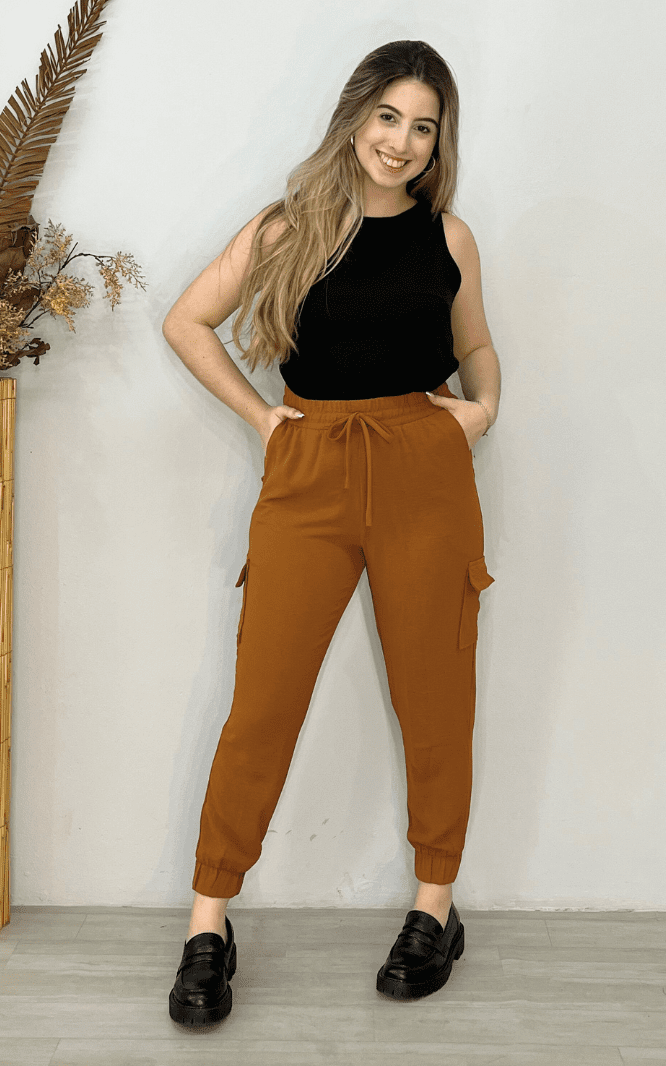 Calça Jogger em Crepe com Bolsos Laterais Look Belle