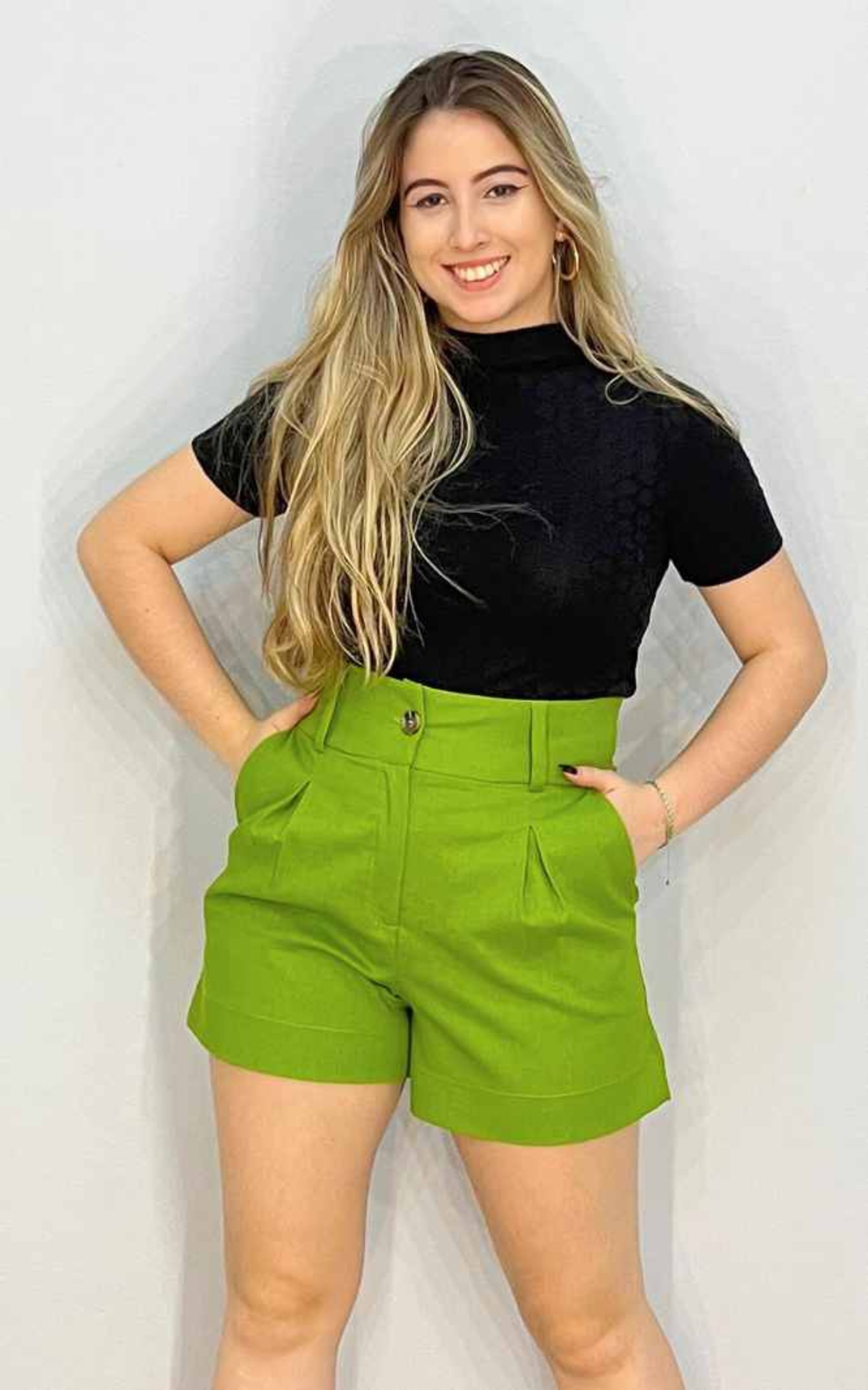DÃ©colletÃ© Verde Oliva Shortinho Modelo De Short De Cintura