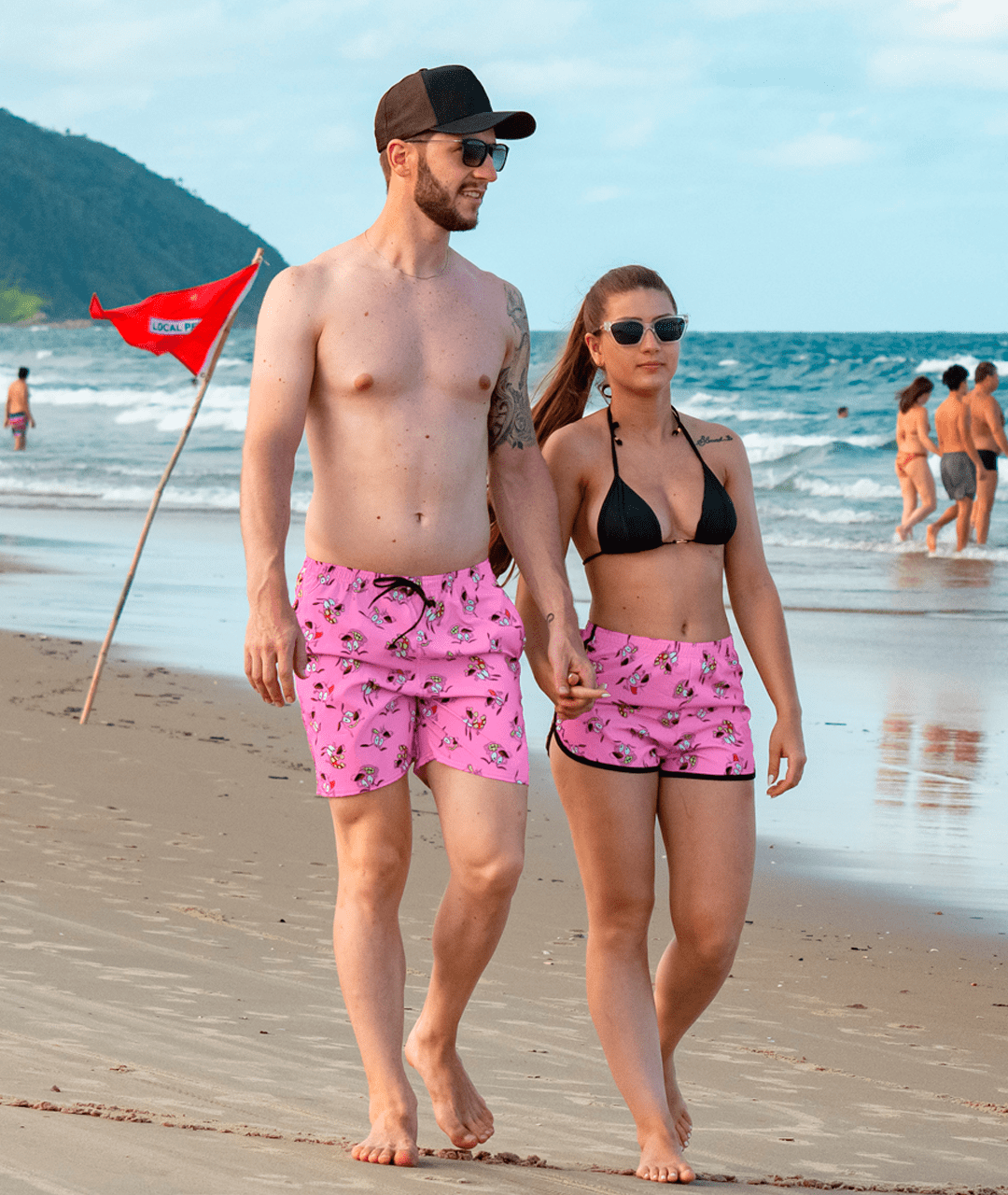 Explore o Kit Casal Shorts Praia Coragem da ATARG: conforto e estilo para  casais que buscam um visual marcante nos dias de verão.