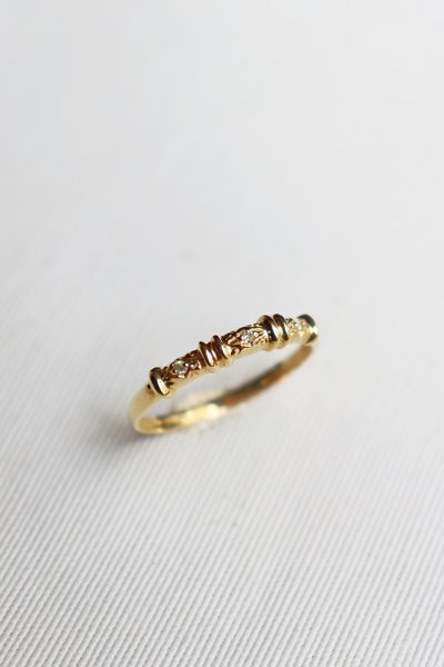 Anel Ouro 18k Pequeno com Detalhes e 3 Diamantes