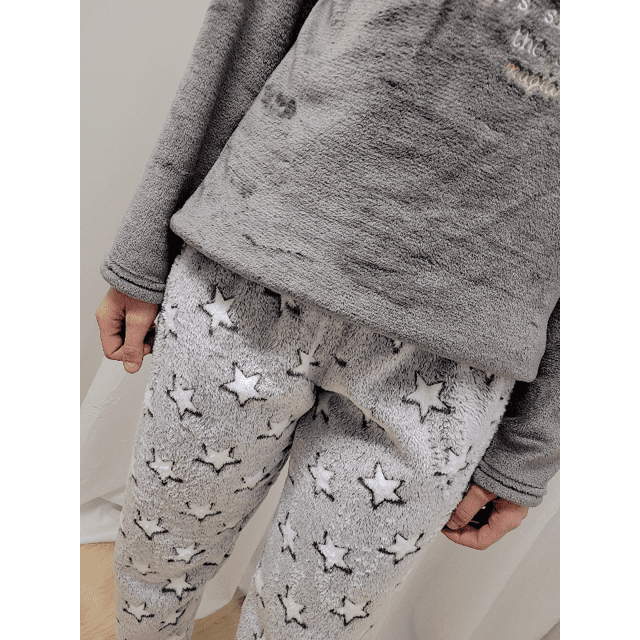 Pijama fleece cinza com desenho de coala
